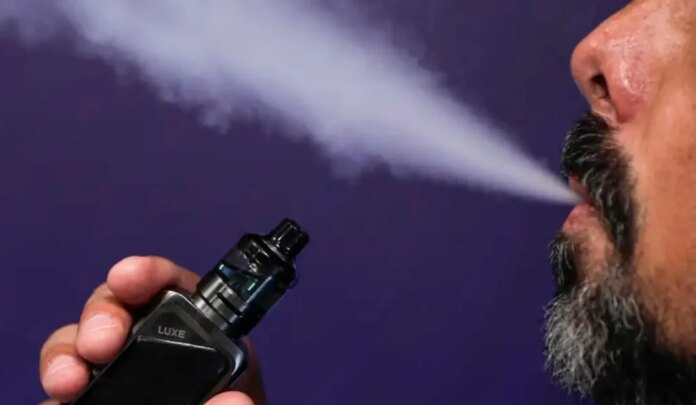 O aerossol liberado pelo vape entra em contato direto com a gengiva, os dentes e a mucosa bucal, podendo favorecer alterações na saúde da boca. Foto: Joedson Alves/Agência Brasil