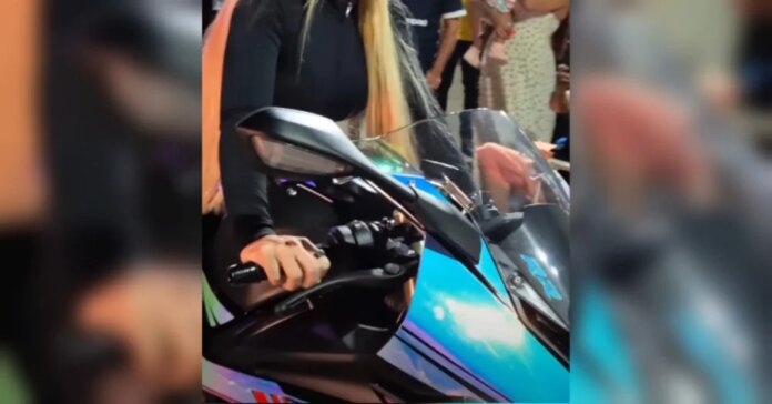 A BMW S 1000 RR foi um dos grandes destaques da exposição de veículos e atraiu dezenas de admiradores no Shopping Bosque Grão-Pará. Foto: reprodução
