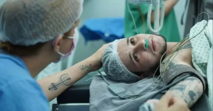 Depois de anos de espera, casal trans realiza o sonho de ter uma filha