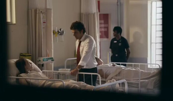 Após sobreviver ao ataque na prisão, Adriana recebe a visita de Pedro no hospital em cena marcante da novela. Foto: Reprodução/TV Globo