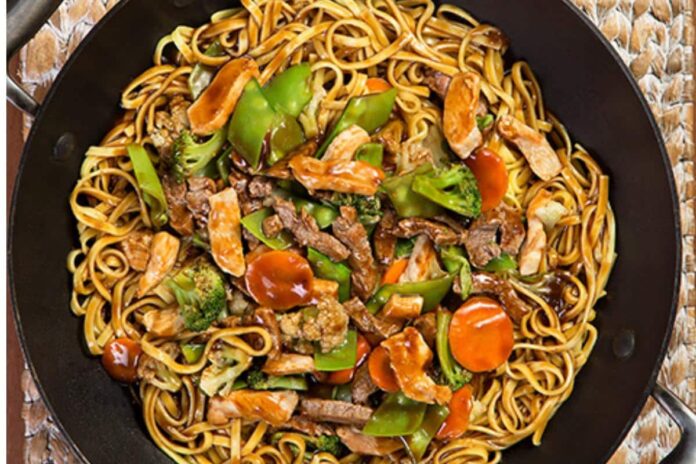 Receita de yakisoba saborosa e rápida para fazer em casa. Foto: Divulgação.